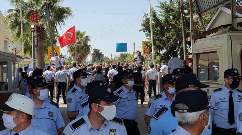 Kıbrıs’ta Türk ve Rumların ortak yaşadığı köyde corona virüs protestosu