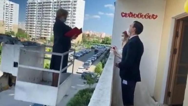 Rusya’da karantinada sıra dışı nikah