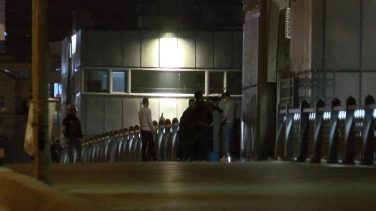 Galata Köprüsünde yasağa rağmen balık tuttular dans ettiler
