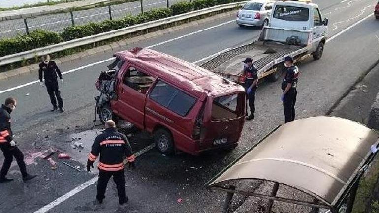 Son dakika... Trabzon’da minibüs durağa çarpıp Ölü ve yaralılar var