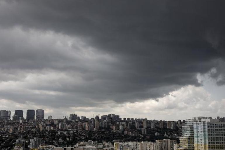 İstanbulda dolu sürprizi: Korkutan bulutlar böyle görüntülendi
