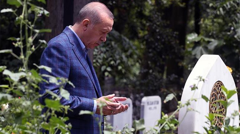 Cumhurbaşkanı Erdoğan babasının ve annesinin kabristanını ziyaret etti