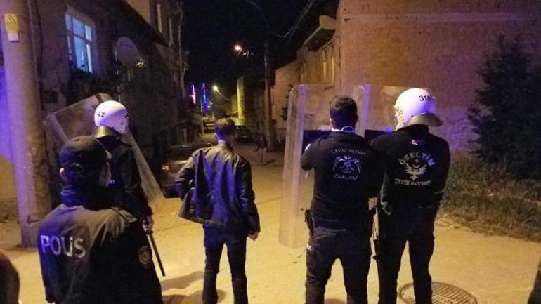Son dakika Hamile kadını tekmeleyen muhtar, kendisini linçten kurtaran polise de saldırdı