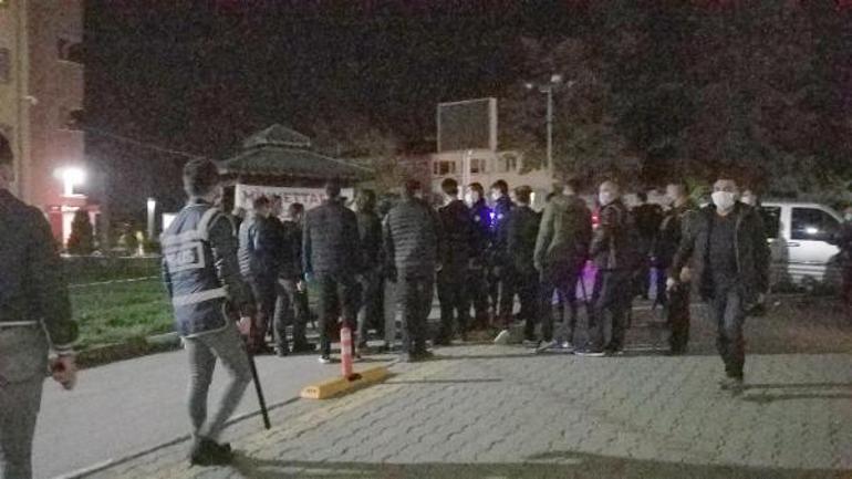 Son dakika Hamile kadını tekmeleyen muhtar, kendisini linçten kurtaran polise de saldırdı