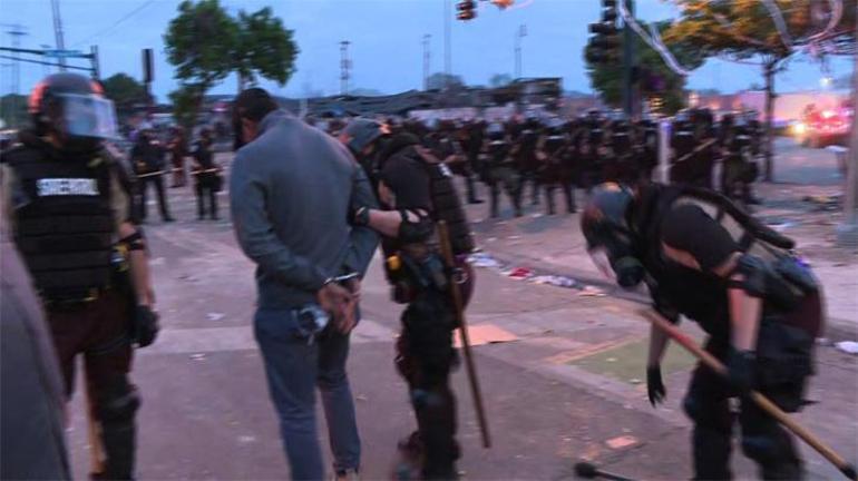 Son dakika... ABD polisi çıldırdı CNN muhabirine canlı yayında ters kelepçe...
