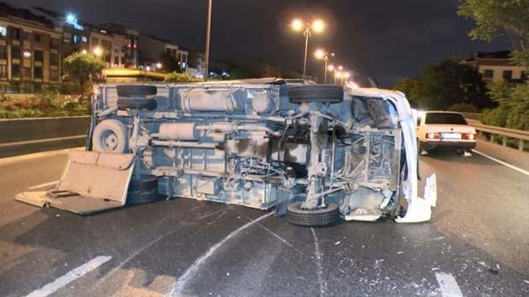 Bayrampaşada kamyonet takla attı 1i ağır 4 yaralı