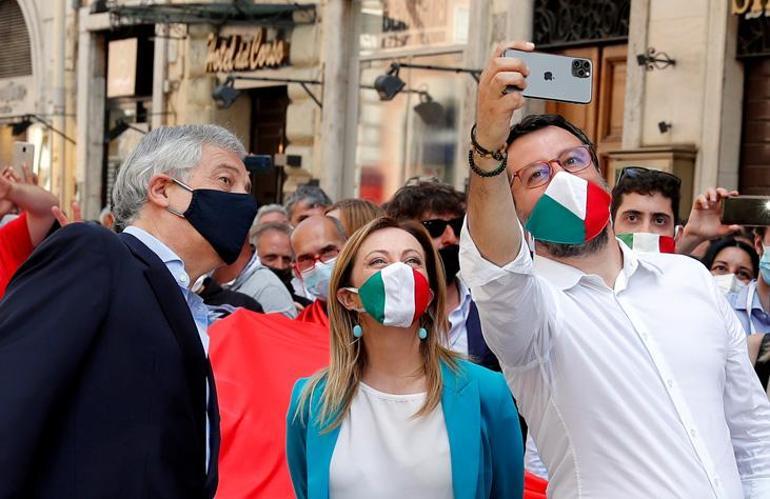 İtalyada sağ partilerin protesto gösterisinde maskeler indi, sosyal mesafe sıfırlandı
