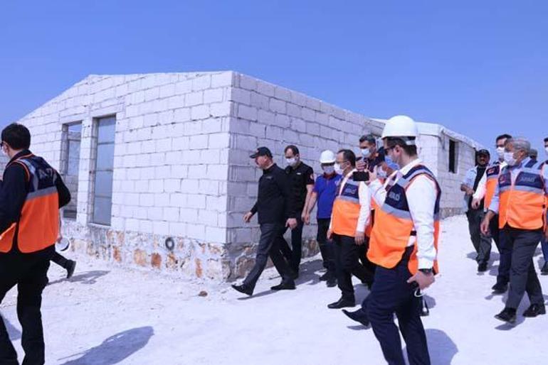 İçişleri Bakanı Süleyman Soylu, İdlibdeki briket evleri inceledi