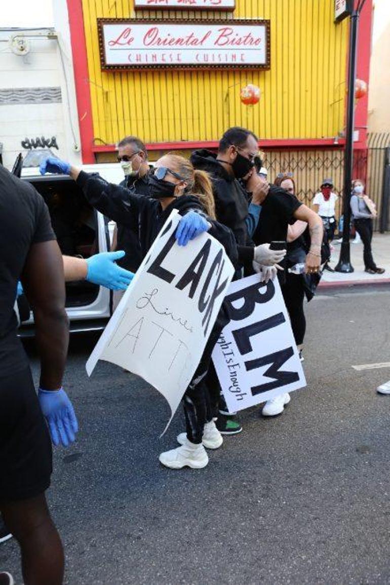 Jennifer Lopez ile Alex Rodriguez protestolara katıldı