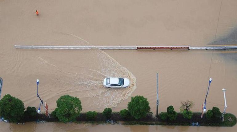 Çin’i sağanak yağış vurdu: 320 bin kişi...