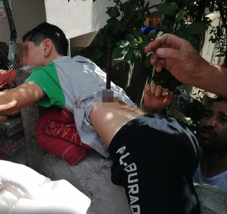 Silivride ağaçtan düşen çocuğa inşaat demiri saplandı