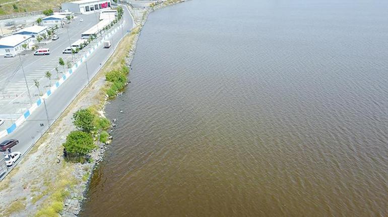 Son dakika: Küçükçekmece Gölü kahverengiye büründü