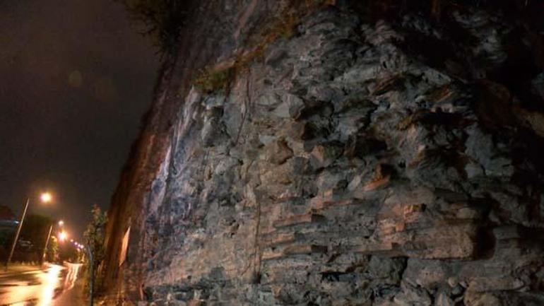 Fatih Topkapıdaki tarihi surlardan yola taş parçaları düştü