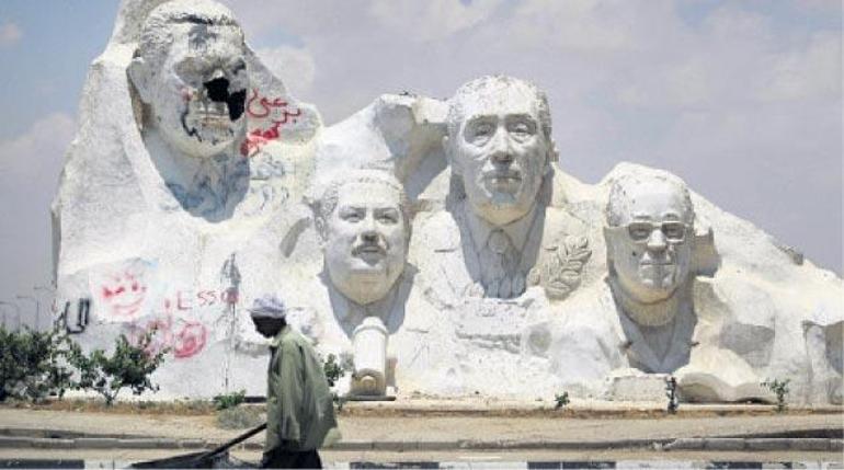 Heykel yıkıldı Saddam düştü