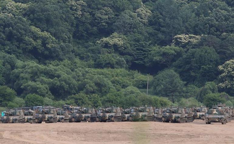 Son dakika: Kuzey Kore havaya uçurdu Tanklar sıra sıra dizildi...
