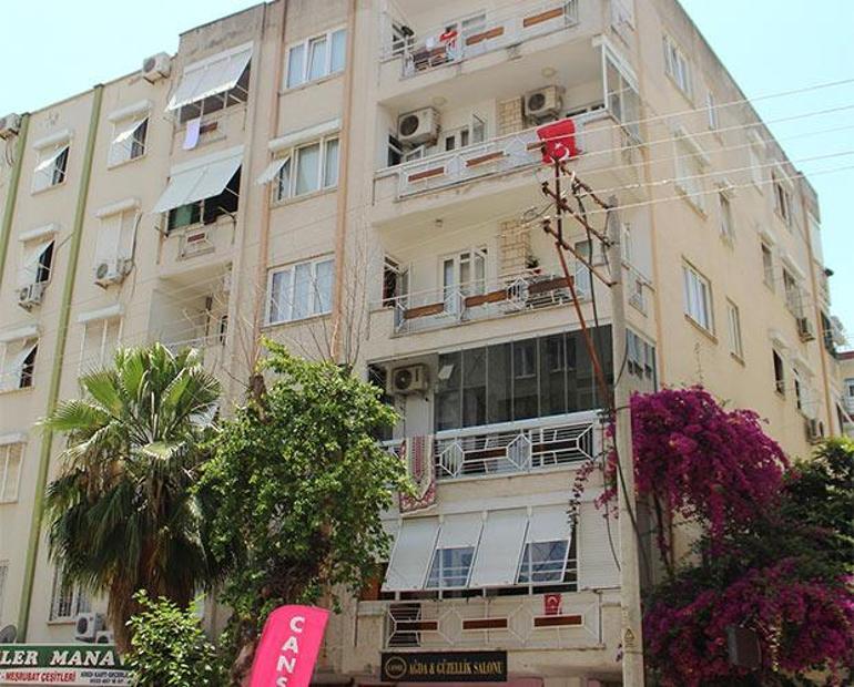 Antalyada 10 dairenin bulunduğu bina karantinaya alındı