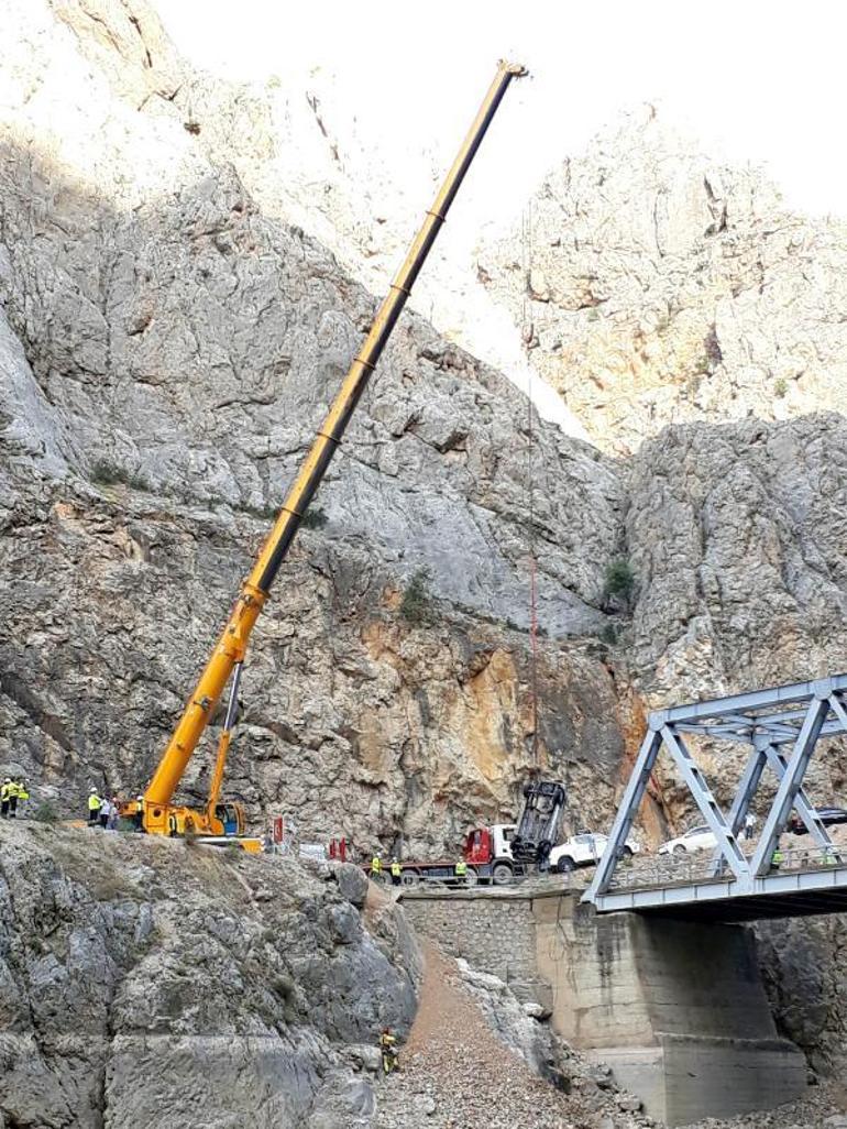 Son dakika 5 kişinin öldüğü kazada, nehre düşen araç vinçle çıkarıldı