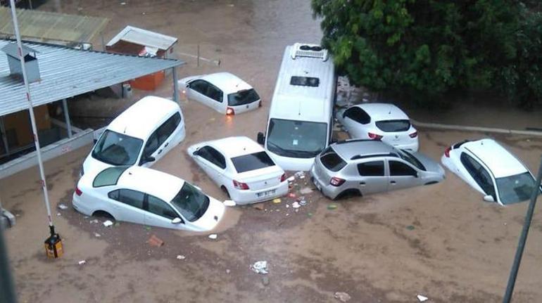 Son dakika... Adanada şok görüntü Suda mahsur kalan kadını dalgıç polis kurtardı