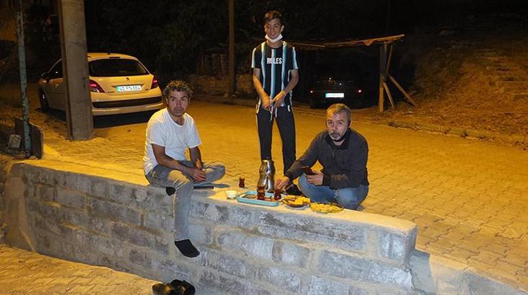 Kocaelide kamyon istinat duvarına çarptı, mahalleli araçtakilere ikramda bulundu