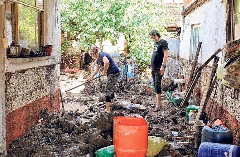 Son dakika Coronadan kaçıp sele yakalandılar