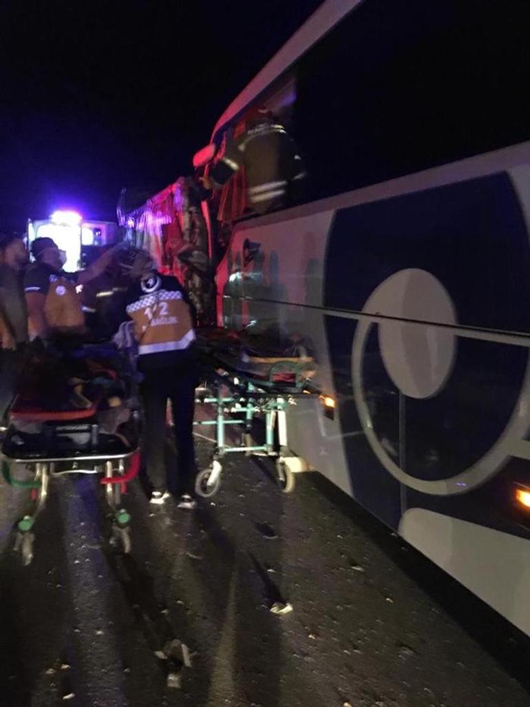 Son dakika haberler: Uşakta yolcu otobüsü kamyona çarptı: 2 ölü, 18 yaralı