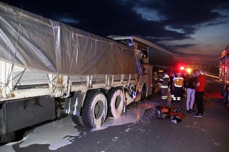 Son dakika haberler: Uşakta yolcu otobüsü kamyona çarptı: 2 ölü, 18 yaralı