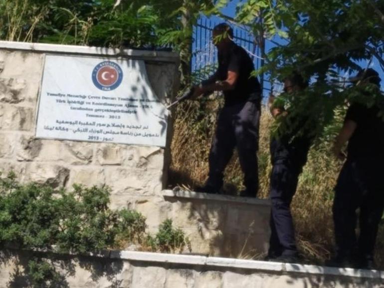 İsrail polisi Kudüste Türk bayraklı tabelayı söktü Türkiyeden çok sert tepki
