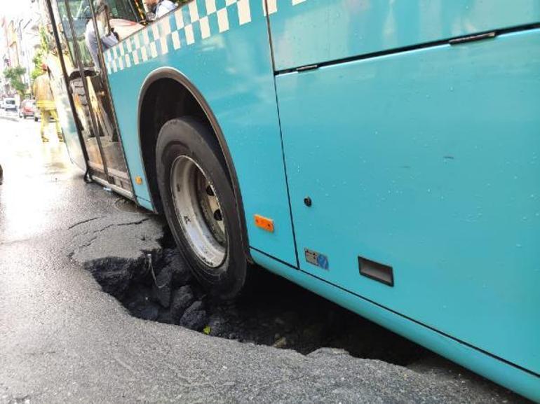 Son dakika Bağcılarda yol çöktü Otobüsün lastiği çukura düştü
