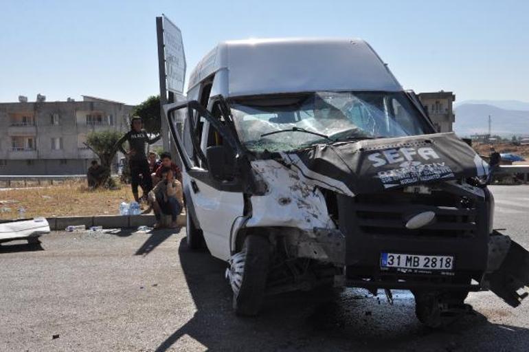 Gaziantepte düğüne giden minibüsler çarpıştı: 11 yaralı