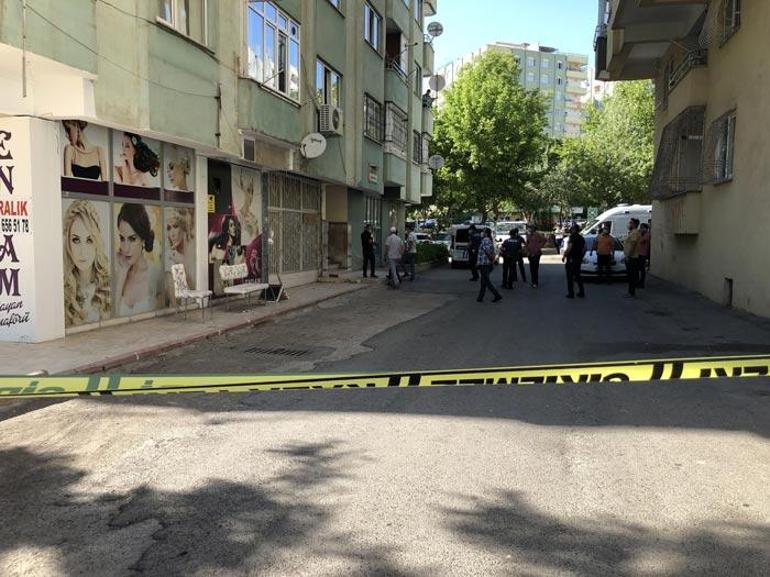Bir anda sandalye atmaya başladı