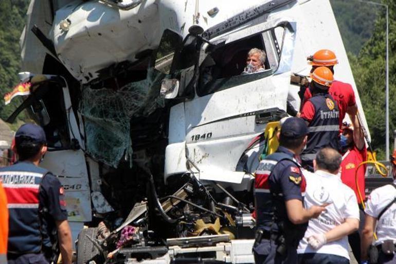 Kamyona çarpan TIRın sürücüsü araçta sıkıştı