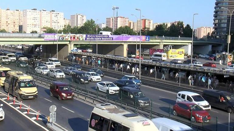 İstanbulda iş çıkışı metrobüste ve trafikte yoğunluk Böyle görüntülendi