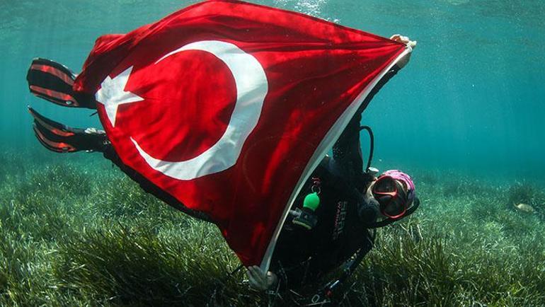 Su altında bayraklı kutlama