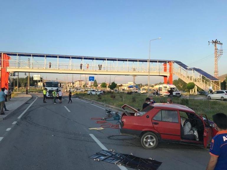 Sivasta otomobiller çarpıştı: 2 kişi hayatını kaybetti