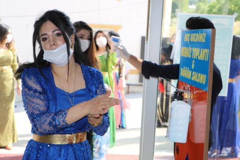 Aşiret düğününde sosyal mesafe kuralına uyuldu