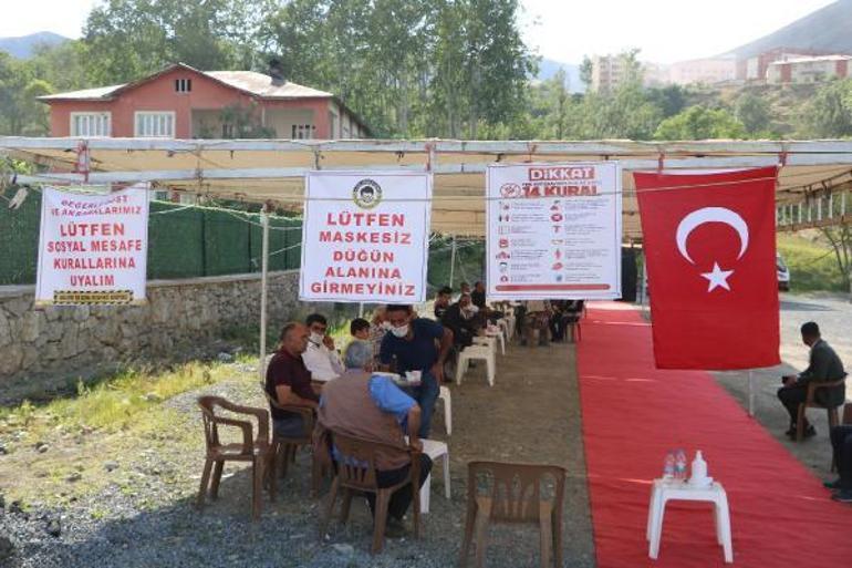 Aşiret düğününde sosyal mesafe kuralına uyuldu