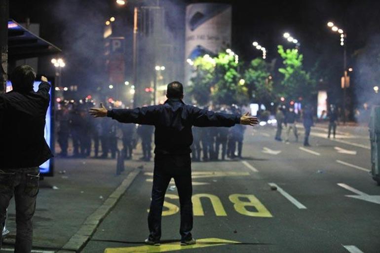 Sırbistanda corona virüs protestosu Ortalık karıştı