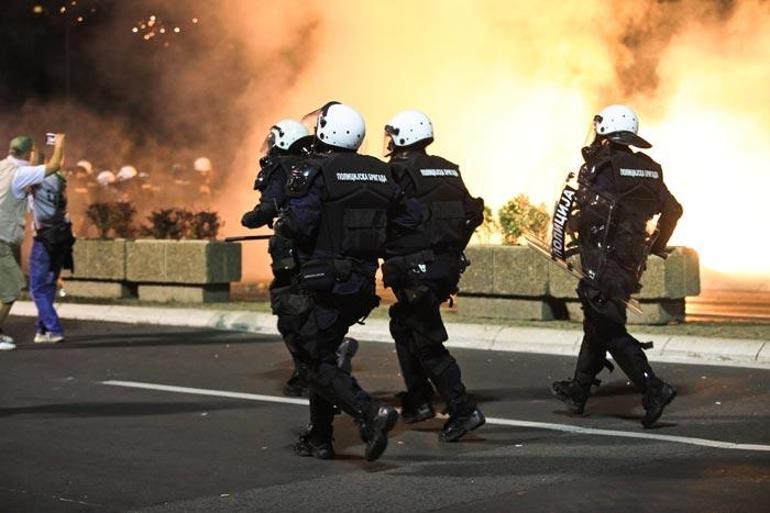 Sırbistanda corona virüs protestosu Ortalık karıştı