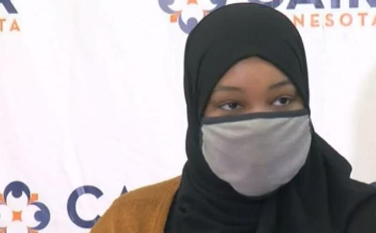 Müslüman kadının bardağına DEAŞ yazıldı