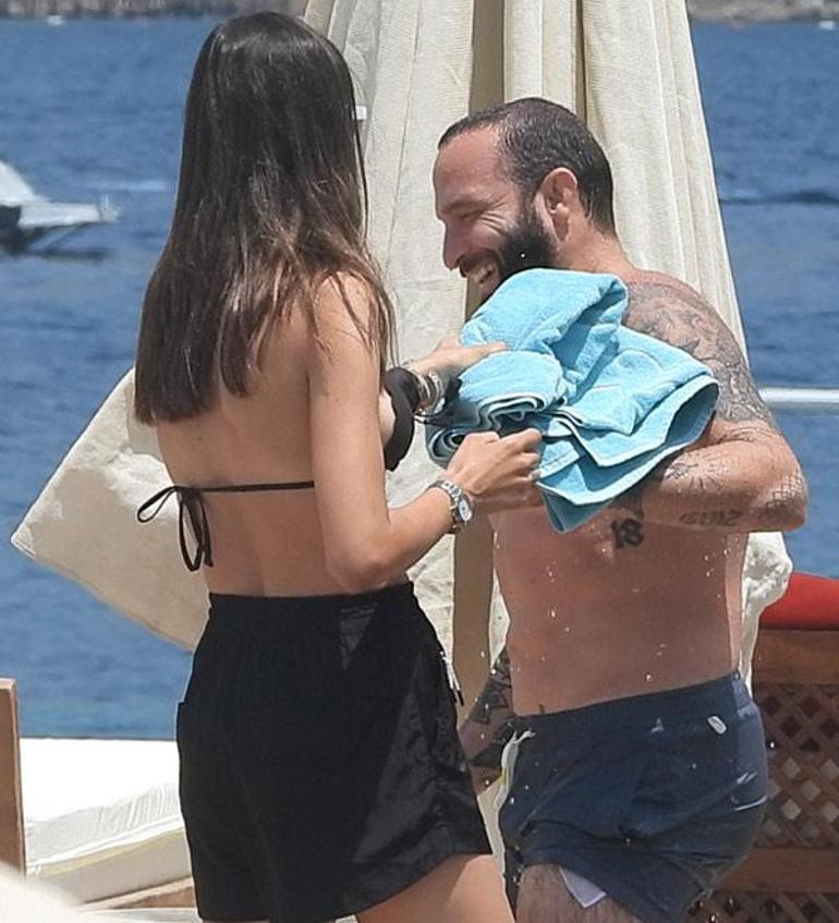 Berkay kızını öpücüklere boğdu