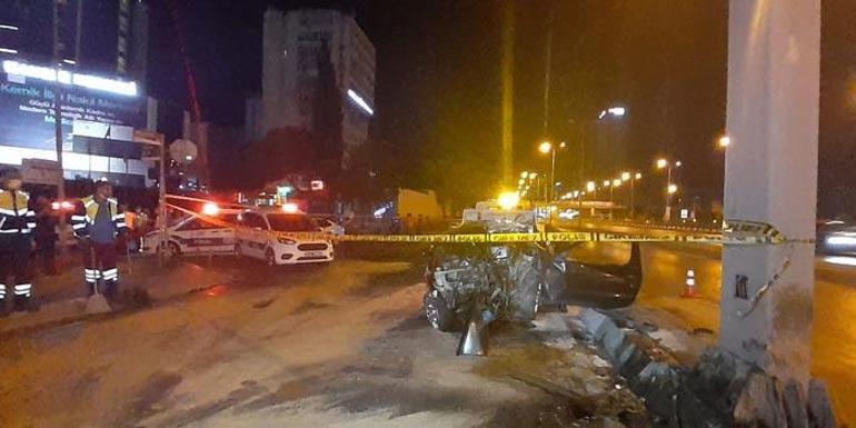 İstanbulda feci kaza Otomobil yön tabela direğine çarptı
