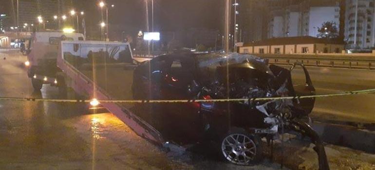 İstanbulda feci kaza Otomobil yön tabela direğine çarptı
