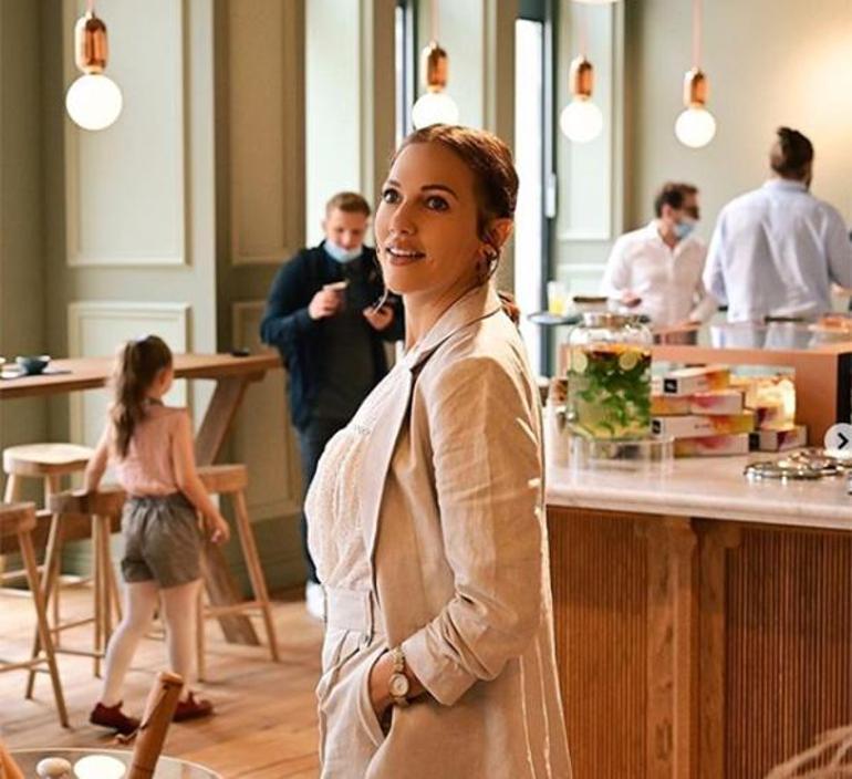 Meryem Uzerli mekanını açtı