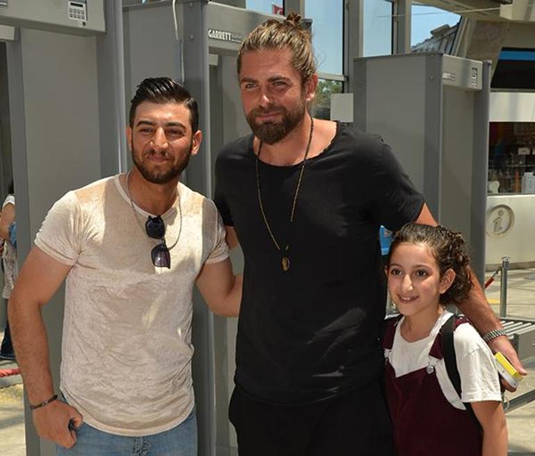 Mert Öcal hayranlarıyla fotoğraf çektirdi