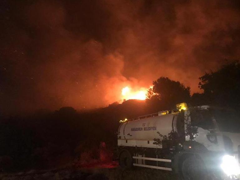 İzmirde korkutan yangın Yerleşim alanlarına ilerleyiş durduruldu...