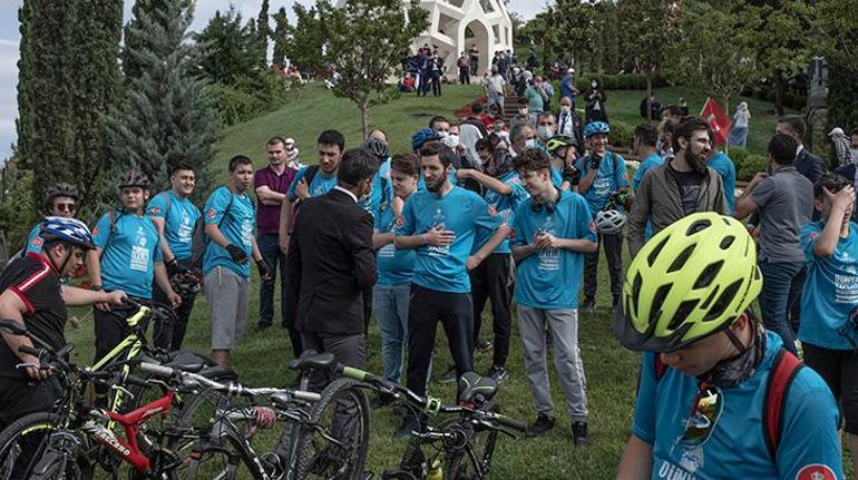 Onlarca bisikletli 15 Temmuz Şehitler Köprüsünü geçerek şehitler makamına geldi