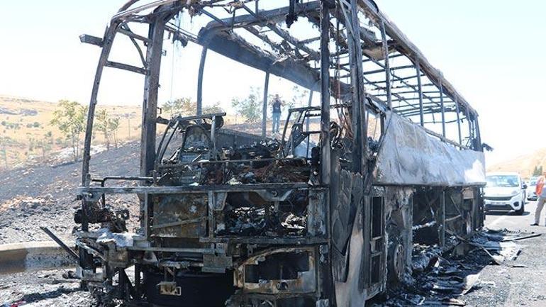 Şanlıurfada yolcu otobüsü alev alev yandı