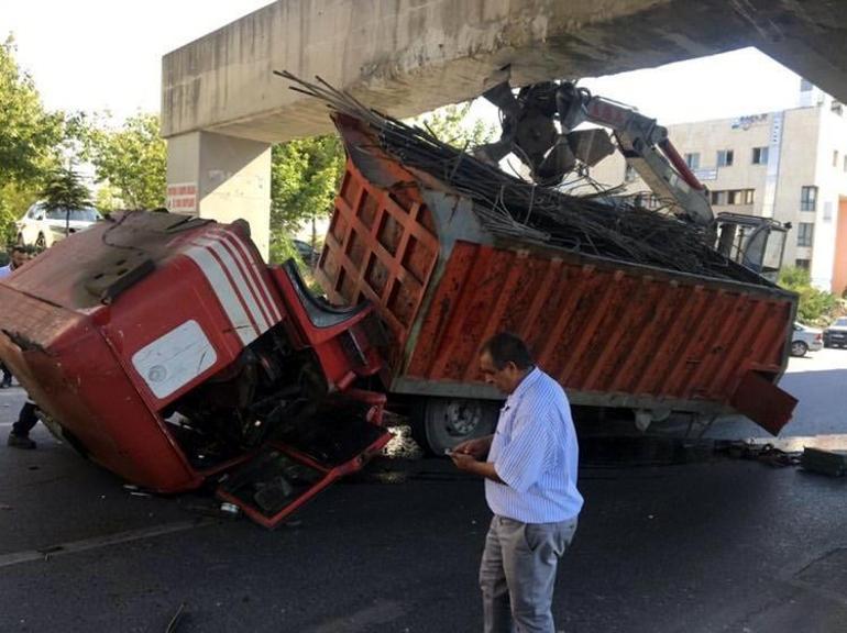 Ankarada demir yüklü kamyon, metro köprüsü altında sıkıştı