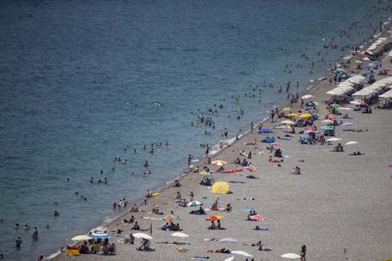 Antalyada sıcak hava ve yüksek nemden bunalanlar plajlarda serinledi