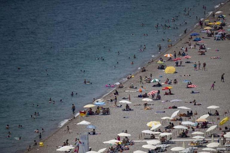Antalyada sıcak hava ve yüksek nemden bunalanlar plajlarda serinledi